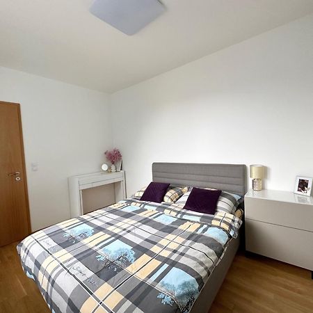 Apartment With Free Parking In Прага Екстериор снимка