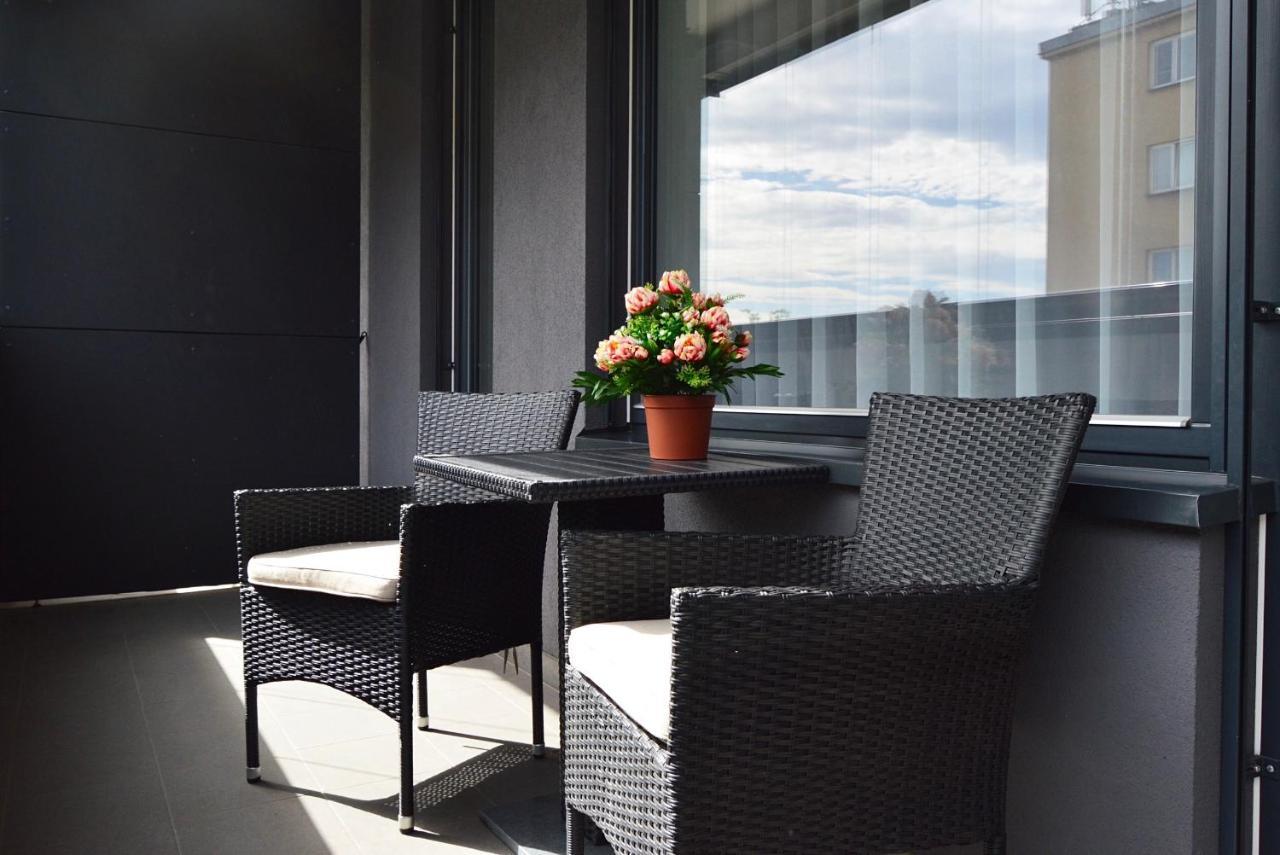 Apartment With Free Parking In Прага Екстериор снимка